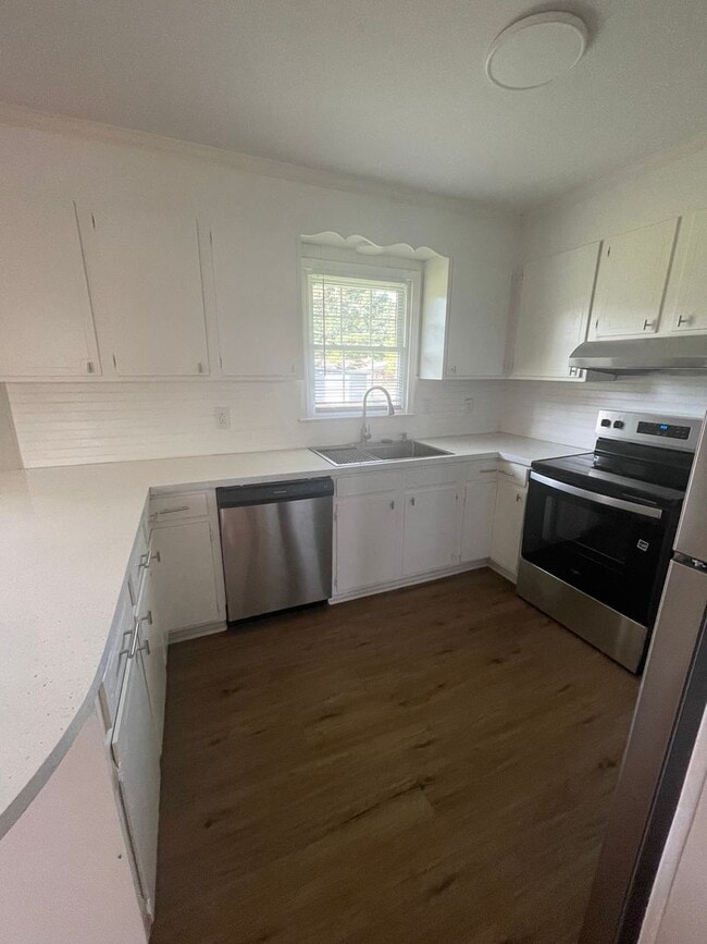 Building Photo - Welcome to this charming 3-bedroom, 2-bath...