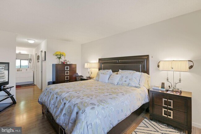 Building Photo - 307 Yoakum Pkwy