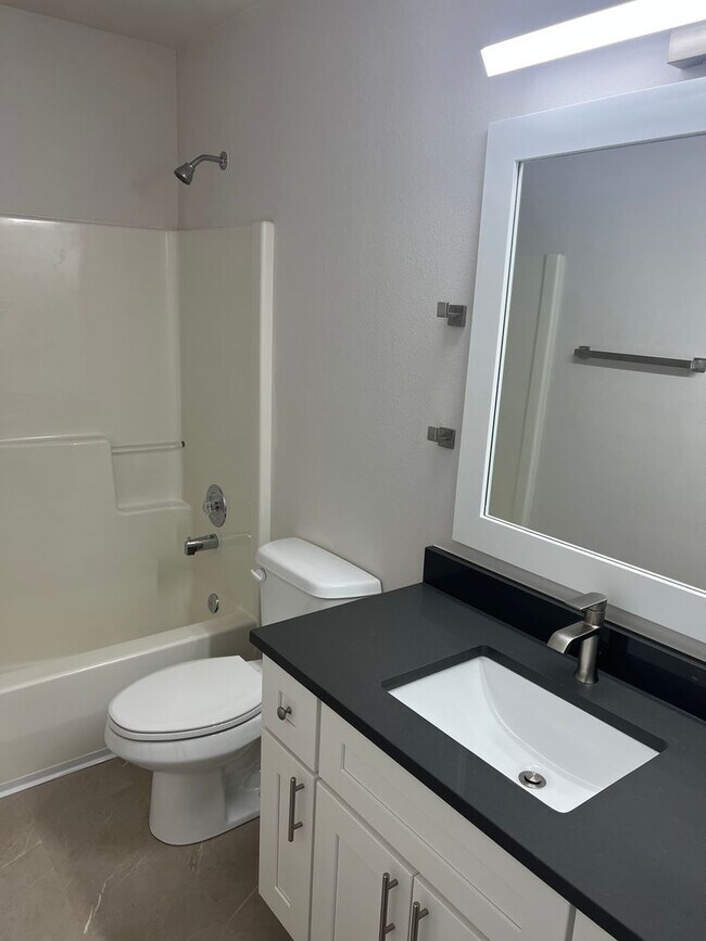 Building Photo - 4200 Ingleside Dr SE