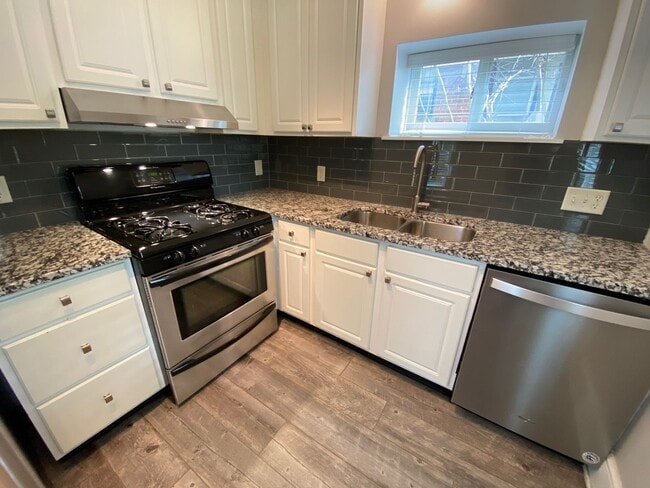 Building Photo - Italian Village home with Huge Yard