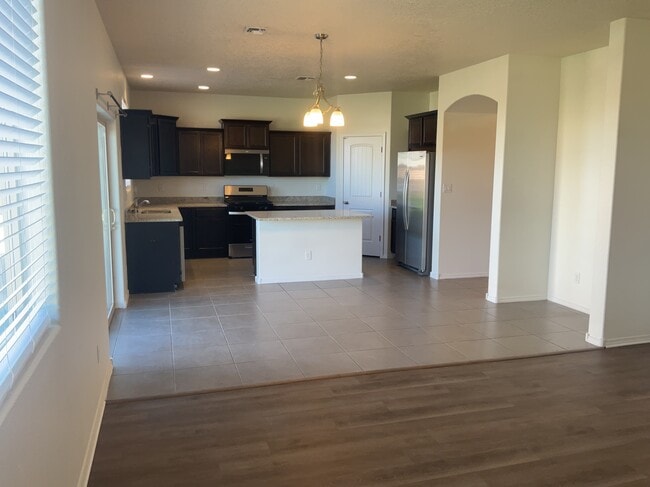 Building Photo - 904 Crown Ct NE