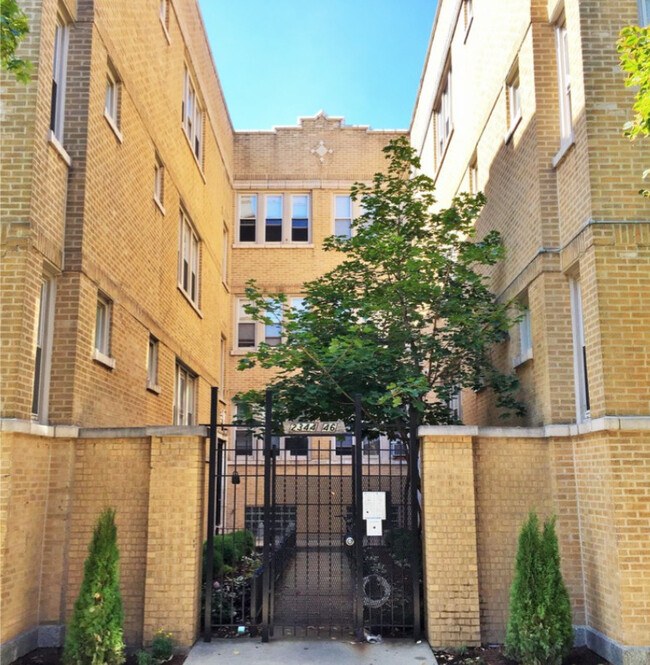 Primary Photo - 2346 N Kenneth Ave