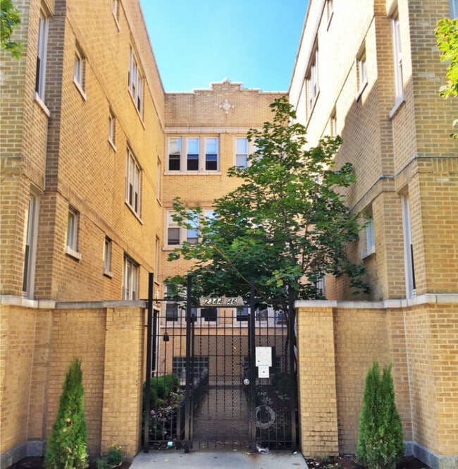 Building Photo - 4439 W Fullerton Ave
