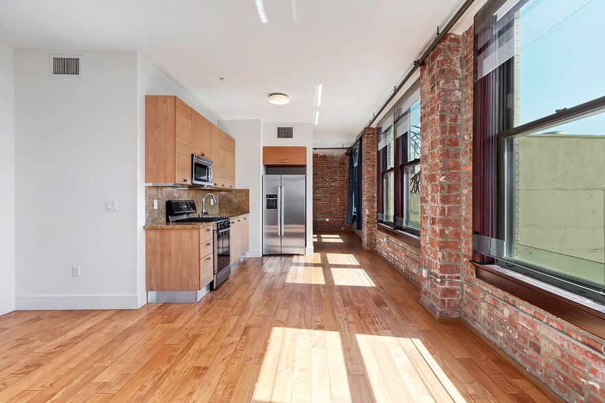 Building Photo - 460 S Spring St