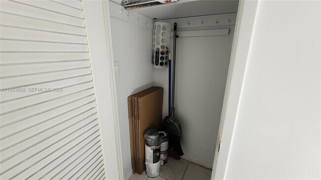 Building Photo - 981 Hillcrest Ct