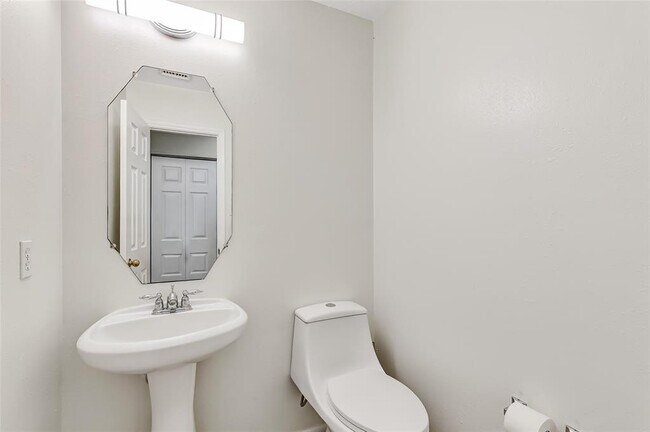 Building Photo - 9834 Bobolink Dr