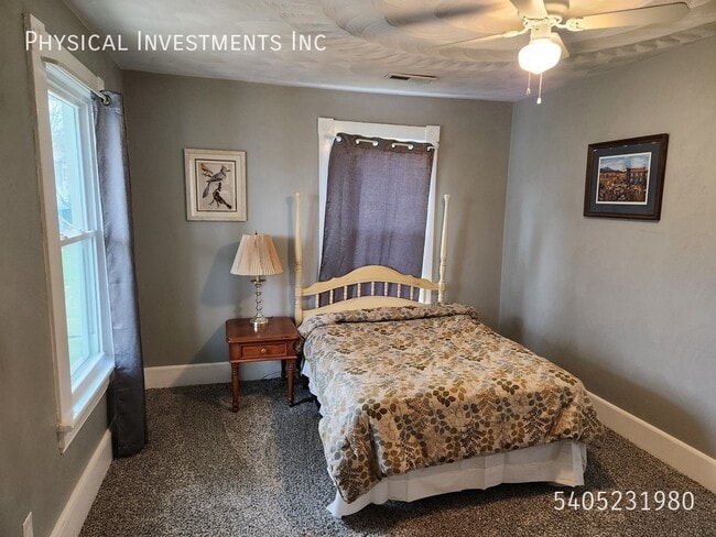 Building Photo - 1 17th St SE