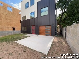 Building Photo - 2615 S Flores St