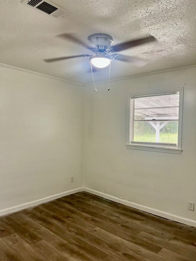 Building Photo - Moss Point 3 Bedroom