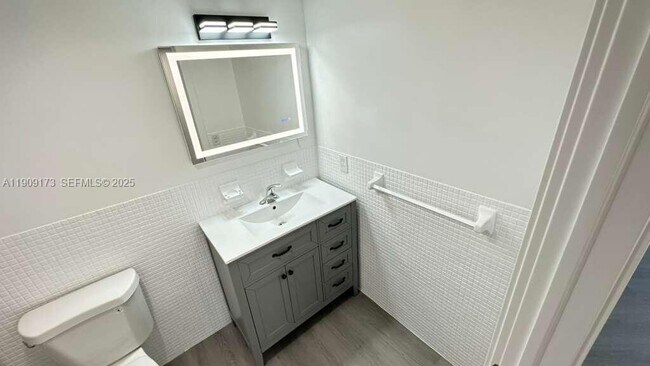 Building Photo - 1475 NE 125th Terrace