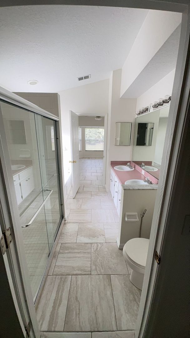 Building Photo - Come see this beautiful 3 bedroom, 2 bath, 2 car garage home for rent near Citrus Park Mall!