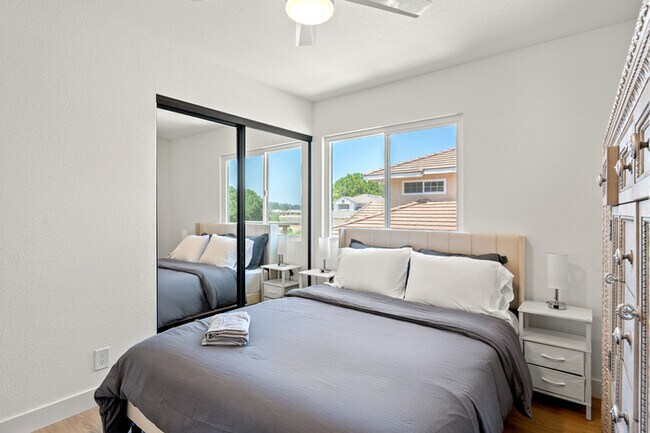 Building Photo - Luxe Spacious Home Near Parks Fully Equipped