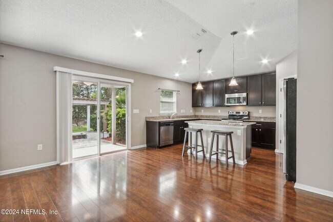 Building Photo - 4619 Pine Lake Dr