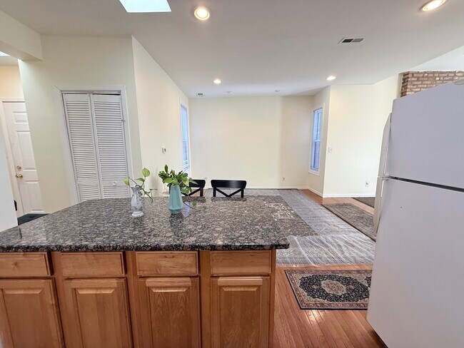 Building Photo - 3643 S Hamilton Ave