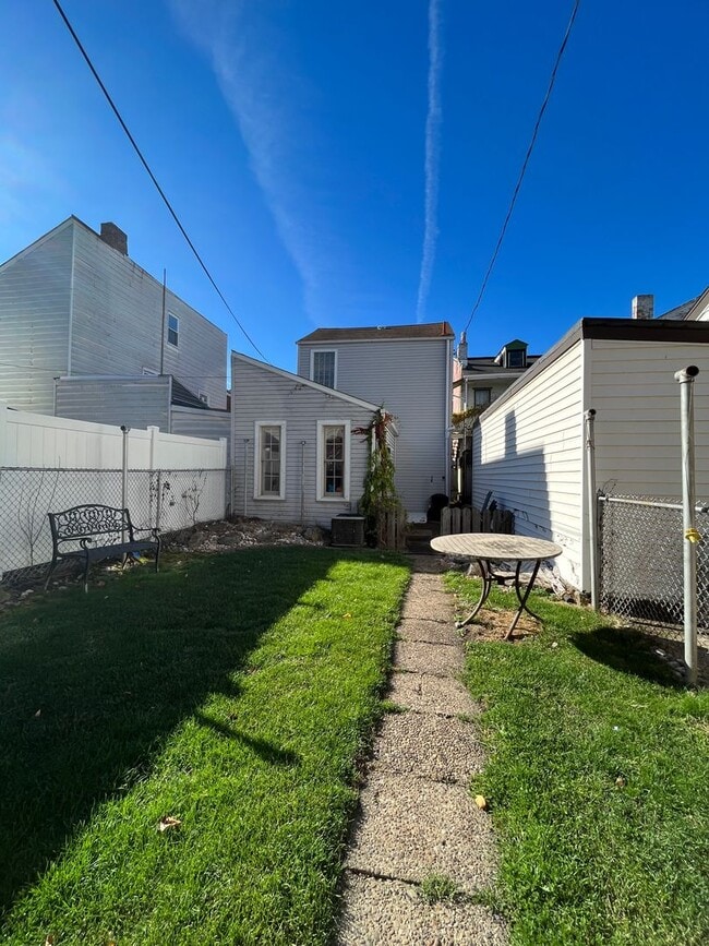 Building Photo - 138 S 24th St