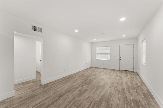 Building Photo - 602 S 13th St