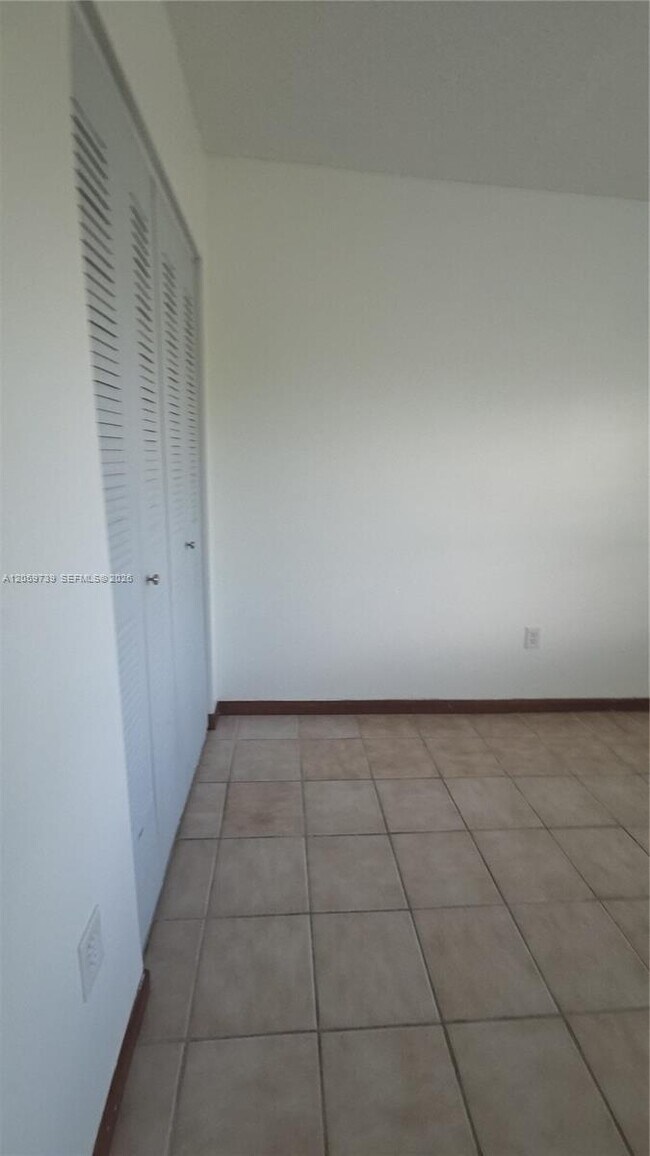 Building Photo - 9437 Fontainebleau Blvd