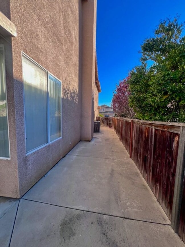 Building Photo - Large 4 bedroom Murrieta home with a loft ...