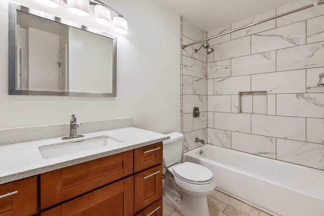 Building Photo - Top Floor 1Bd/1Ba Condo Community with Ten...