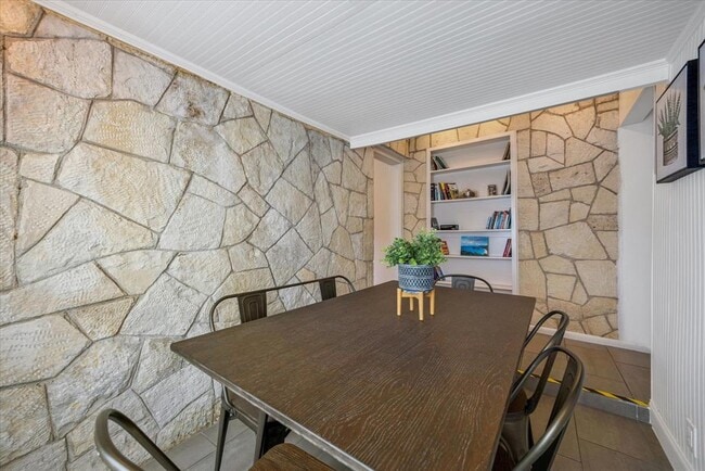 Building Photo - 2106 Kenwood Ave