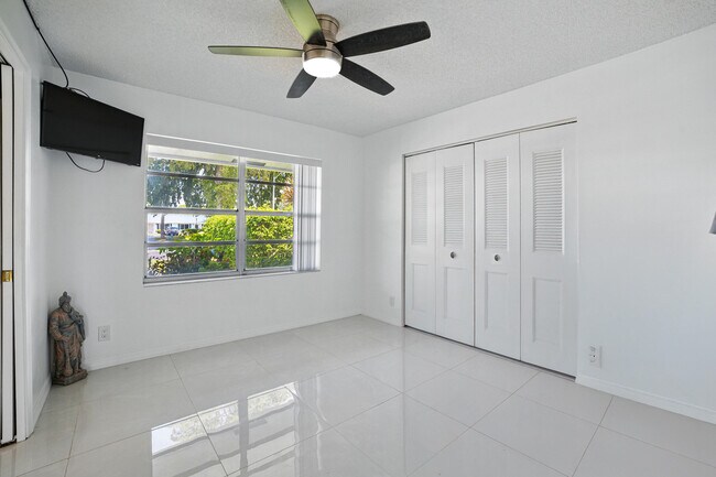 Building Photo - 5242 Privet Pl