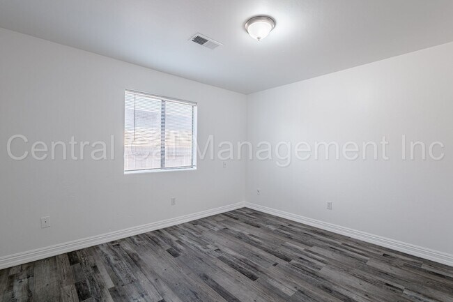 Building Photo - 130 8th St
