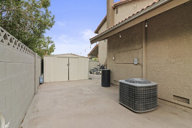 Building Photo - 2109 Verdinal Dr