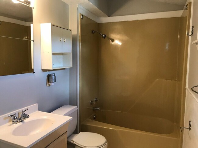Building Photo - Cute 2 Bedroom / 1.5 Bath home in Penn Tra...
