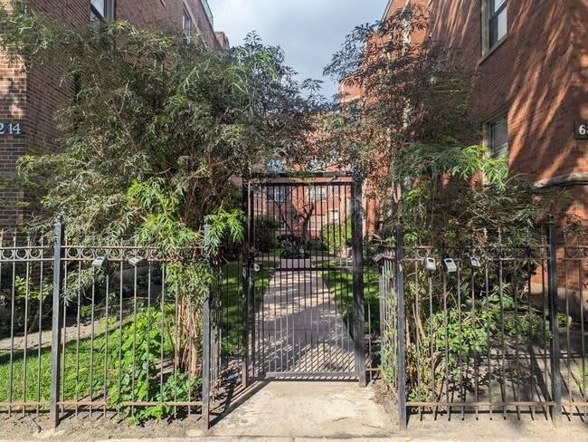 Building Photo - 6814 N Ashland Blvd