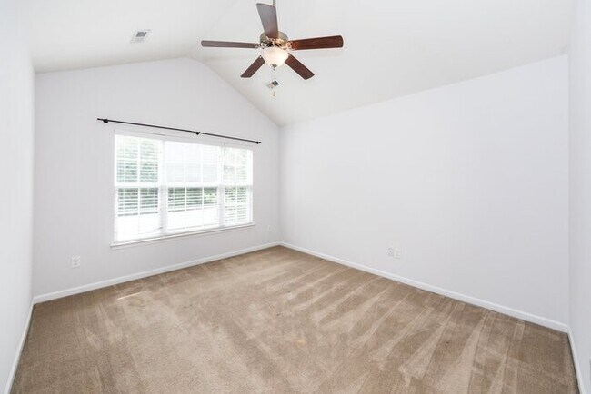 Building Photo - Beautiful 3BD/2.5BA Townhome in the Lions ...