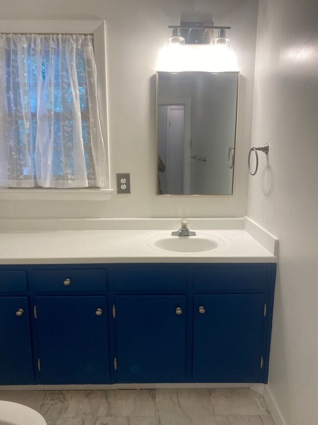 Building Photo - 3 bedrooms 2 baths, Split Level in the located in Roanoke County