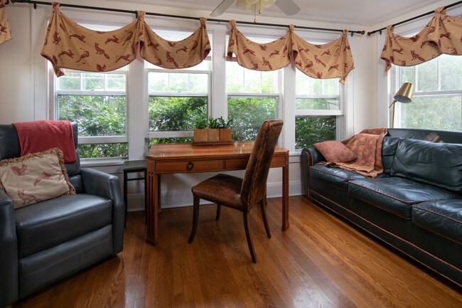 Building Photo - 10 Valley View Ave