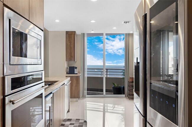 Building Photo - 848 Brickell Key Dr