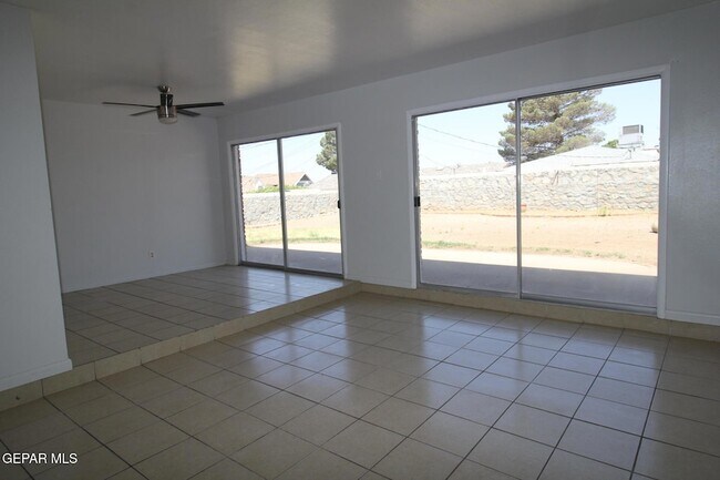 Building Photo - 317 Thunderbird Dr