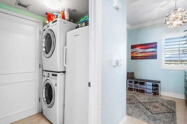 Building Photo - 2650 Lake Shore Dr