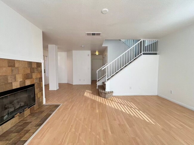 Building Photo - Stunning 5 bedroom, 2.5 bathroom home