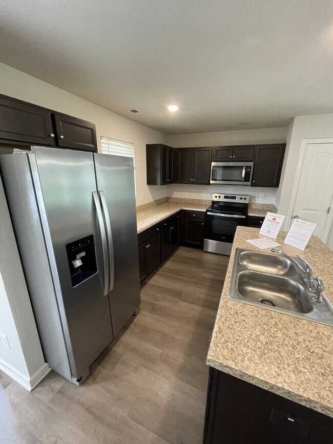 Building Photo - 3 Bedroom 2.5 Bath Town home