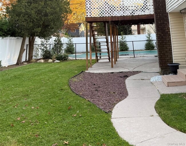 Building Photo - 1671 Claas Ave