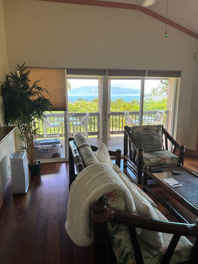 Building Photo - Stunning Launiupoko 2BR Rental – Ocean Vie...