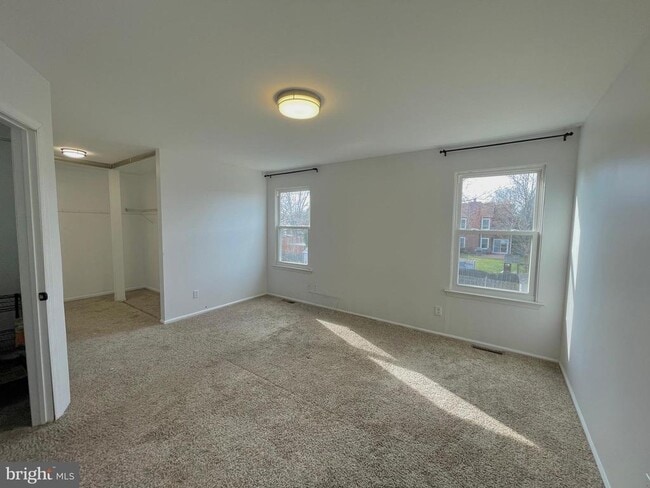 Building Photo - 7 N Hill Dr