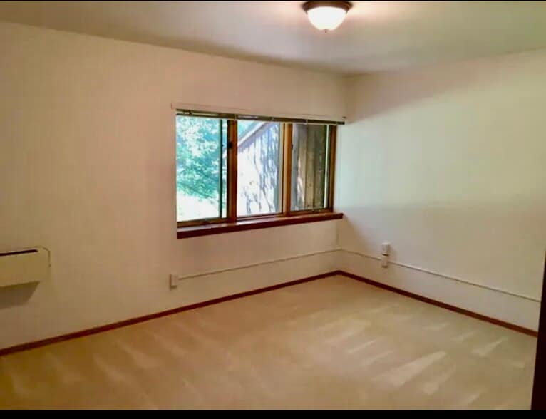 Building Photo - 1049 Danby Rd