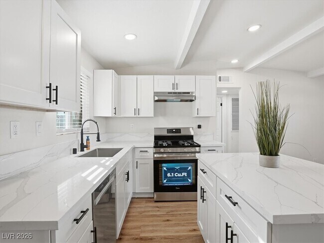 Building Photo - 608 Stanford St