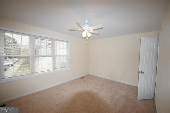 Building Photo - 1656 Woodtree Ct E