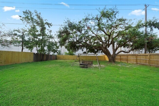 Building Photo - 2226 Droxford Dr