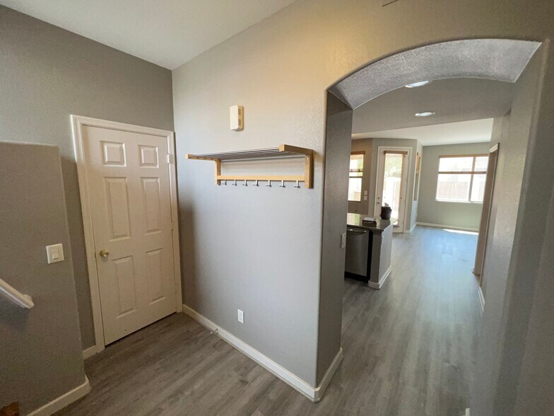 Building Photo - 1886 E Don Carlos Ave