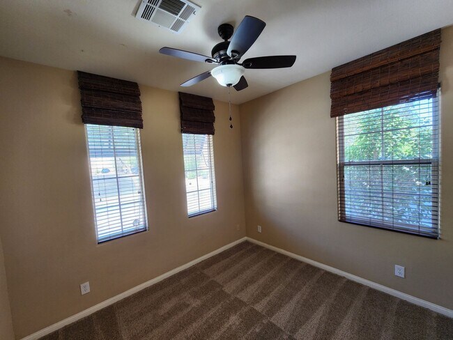Building Photo - Stunning 4 Bed 3 Bath 2 Story Home with Loft