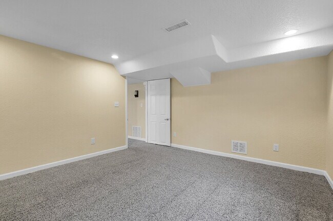 Building Photo - $1,795.95 - 2 Bed, 1 Bath Duplex Unit in Littleton with Fenced in yard, and In Unit Laundry!