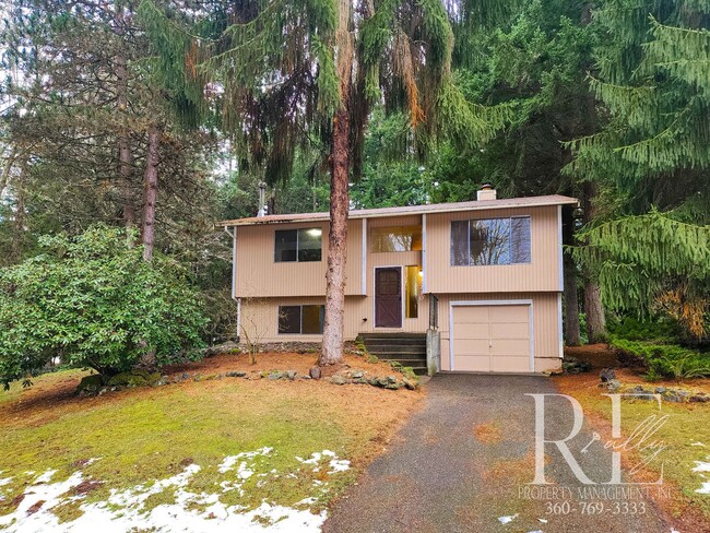 Building Photo - Harbor Heights Home Meets Outdoor Tranquility