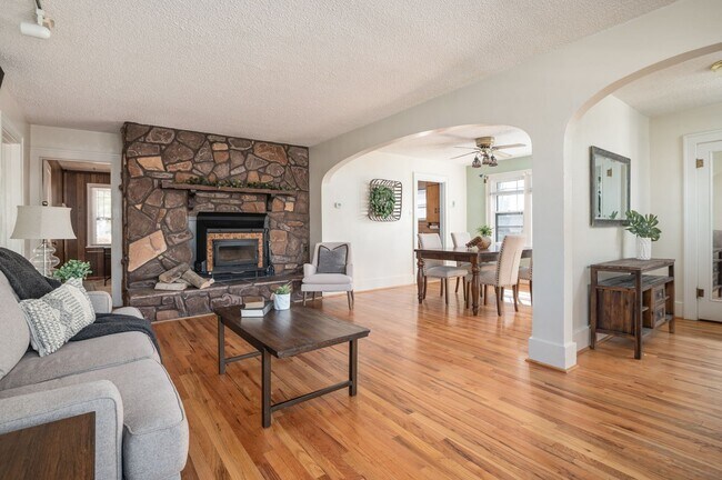 Building Photo - 3 BEDROOMS, 1.5 BATH HOME, CLOSE TO HOSPITAL AND DOWNTOWN!