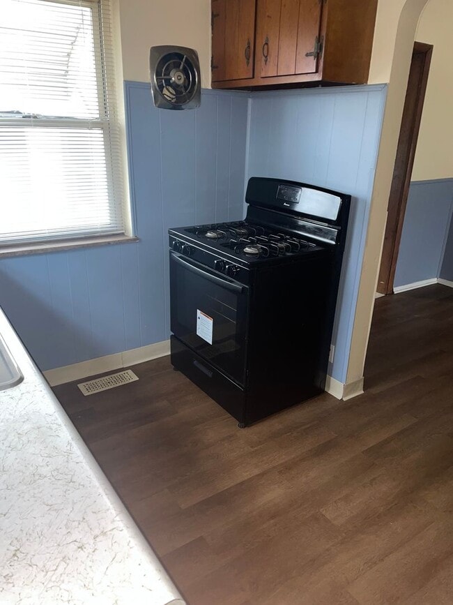 Building Photo - 3BR w/ 3-Season Room near North College Hill